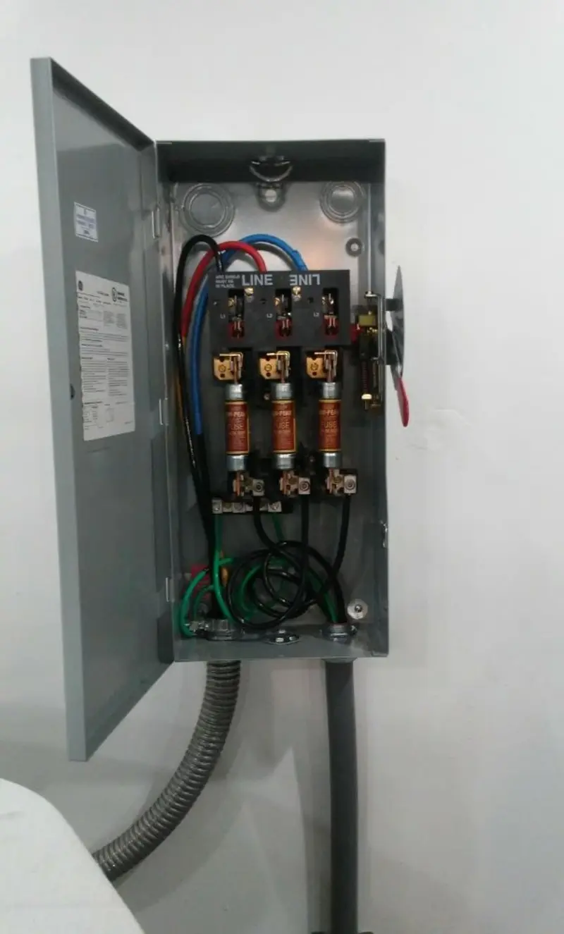 Three-phase disconnect switch installed for Smoke Detector Installation in Franklin